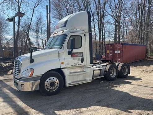 2015 Freightliner Cascadia 125, T/A, Day Cab RTR 2043425-01 - cars for sale in South Hadley, MA