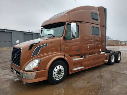2013 Volvo sleeper semi tractor for sale in Fond Du Lac, WI