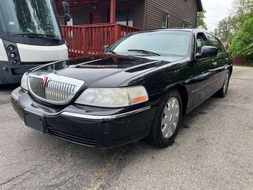 2004 Lincoln Town Car Ultimate Series - - by dealer for sale in Pontiac, MI