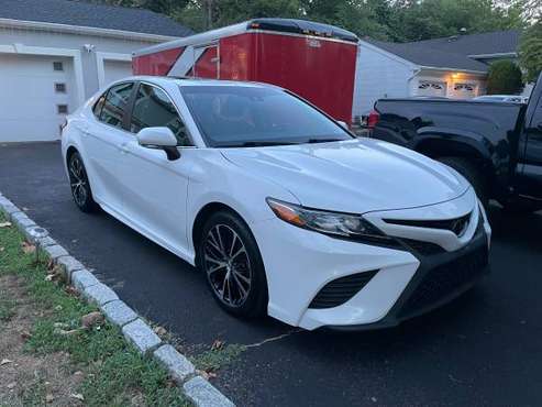 2018 camry SE white - excellent condition 2nd owner very for sale in Englishtown, NJ