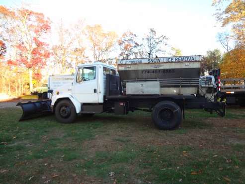 1998 Freight Liner 9’ feet plow, 6 yard sander hydraulic for sale in Fall River, MA